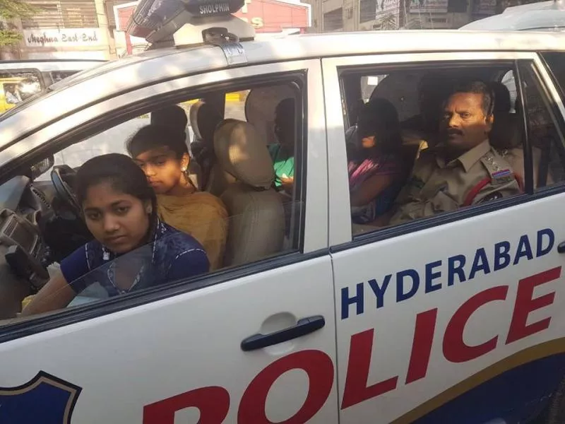 Cops used their patrolling car to drop the students to their exam center - Sakshi