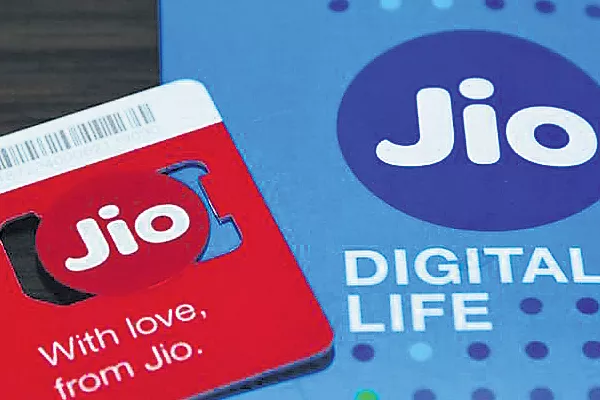 Reliance Jio to cover 99 percent population by Diwali - Sakshi