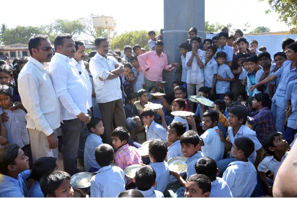 thangadapelli Students requested to MEO to provide quality mid day meals - Sakshi