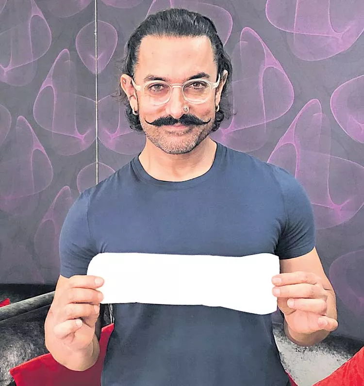 Twinkle Khanna, Aamir Khan Poses With Sanitary Pad In 'PadMan Challenge' - Sakshi