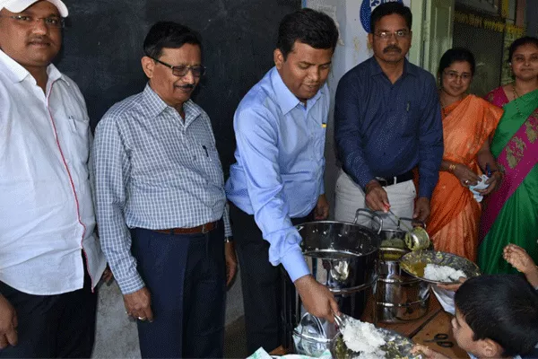 midday meals for school students - Sakshi