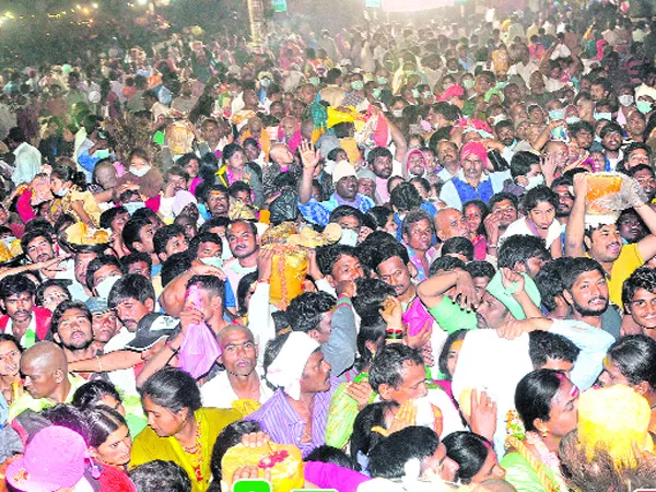 Heavy rush of devotees in Medaram Jatara  - Sakshi