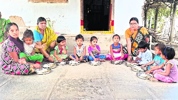 government not implementing small rice food in anganwadi centres - Sakshi