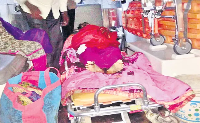 daughter poured kerosene on mother - Sakshi