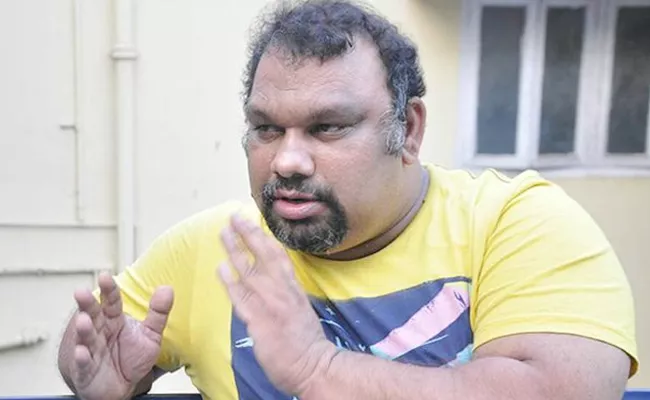 Mahesh Kathi Ravi Teja Fans War - Sakshi