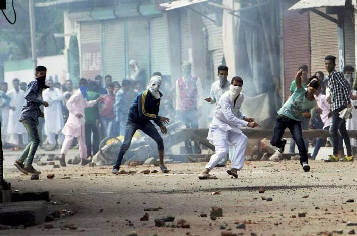 J-K government okays withdrawal of stone-pelting cases against 9,730 people - Sakshi