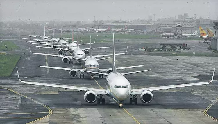 Mumbai airport sets record with 980 flights in 24 hours - Sakshi