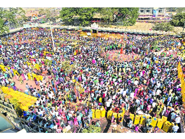 Devotees Offer Prayers At Sammakka Saralamma jatara - Sakshi