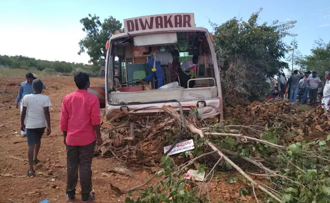 Diwakar travels passengers injured and blast glasses - Sakshi