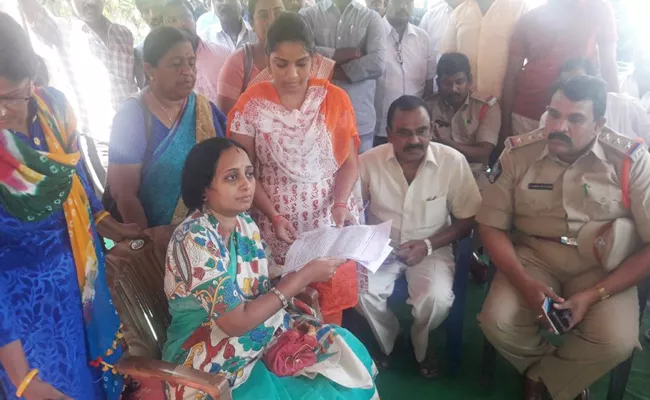 State Women's Commission rajyalaxmi support to uma maheshwari - Sakshi