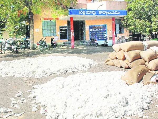 cotton farmers protest in warangal market - Sakshi