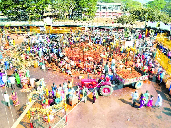 special prayers at medaram - Sakshi