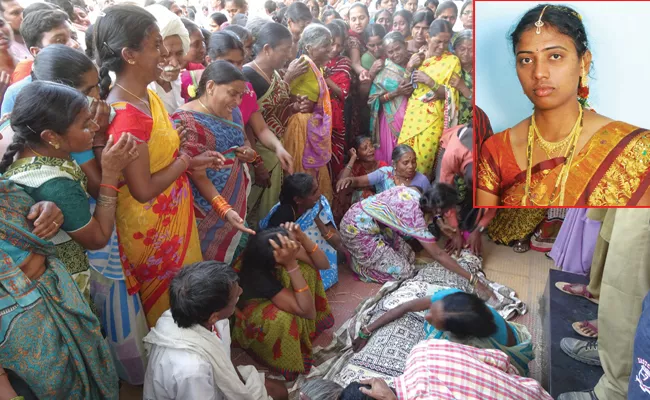 pregnant woman dies in karimnagar - Sakshi