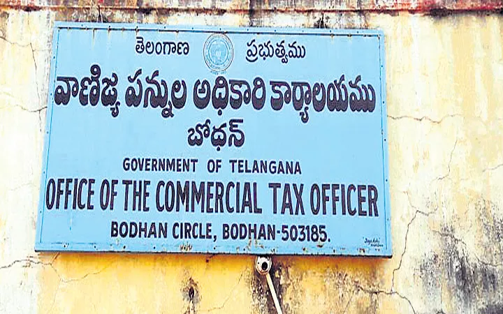 Charge memos to 26 commercial tax officials - Sakshi