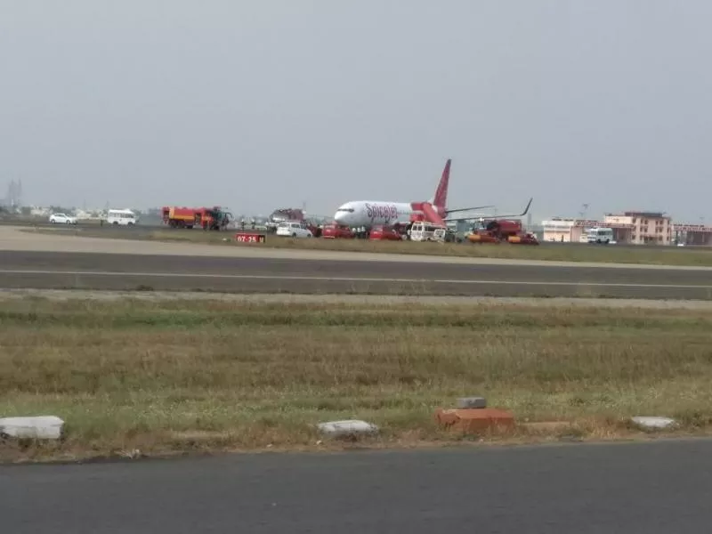 SpiceJet flight suffered a tyre burst in Chennai International Airport - Sakshi