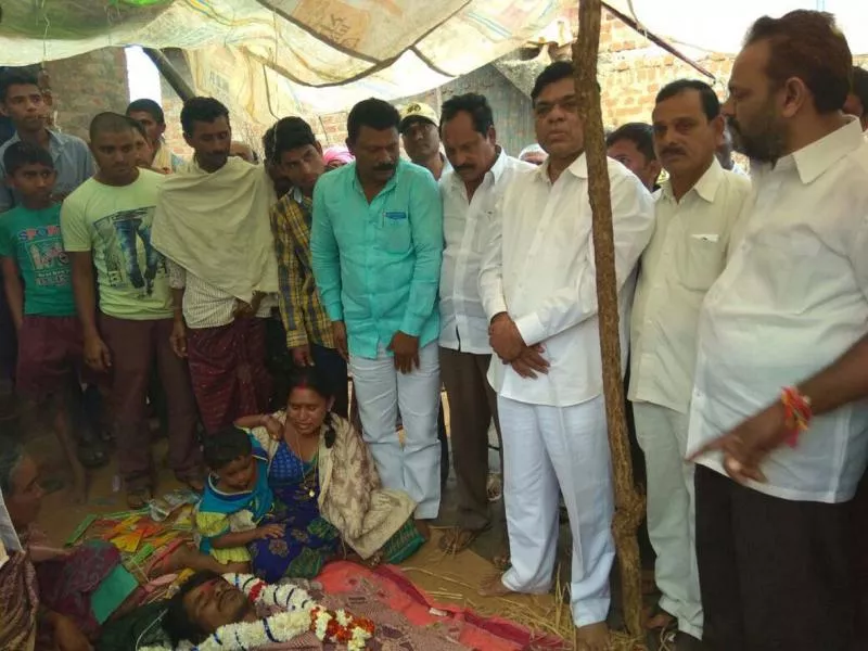 trs government  neglecting farmers' suicides - Sakshi