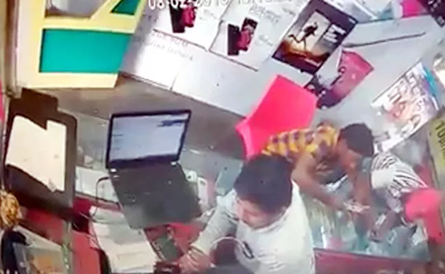 cellphone robbery in mobile store  - Sakshi