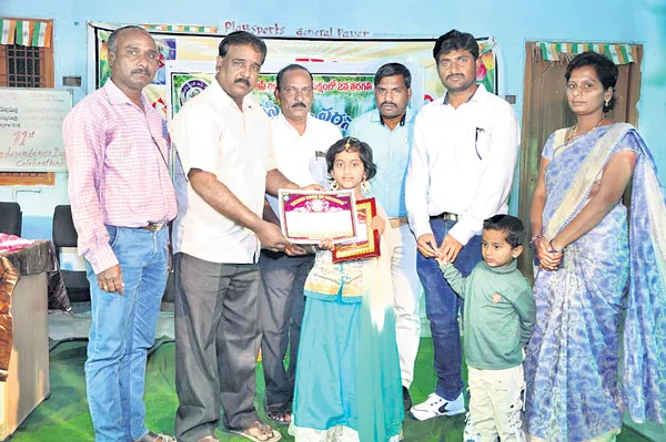 6years old complets 100 vemana poems in18 minits - Sakshi