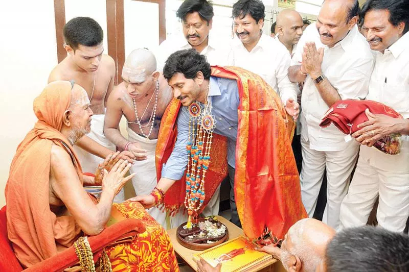 YS jagan condolences on kanchi jayendra saraswathi swamy demise - Sakshi