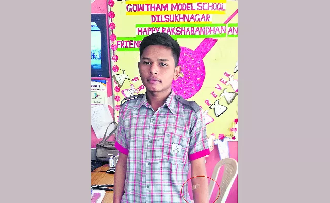 Tenth student cut his hand for Farewell party - Sakshi