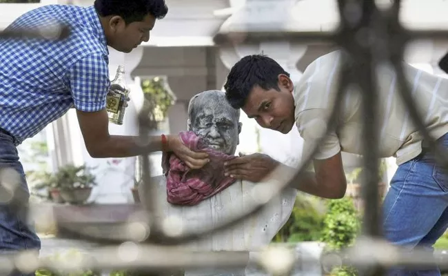 BJP Cleaned Syama Prasad Mukherjee Statues in Kolkata - Sakshi