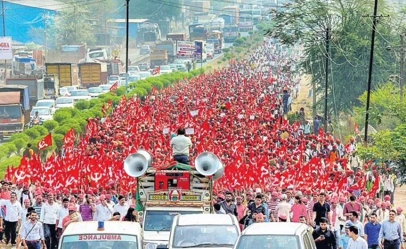 Maharashtra Farmers Continue March From Nashik, Demand Loan Waiver - Sakshi