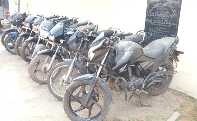 Thieves Arrest In Two Wheeler Threfts - Sakshi