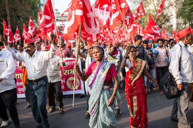 Maharashtra Farmers Continue March on Fadnavis government - Sakshi