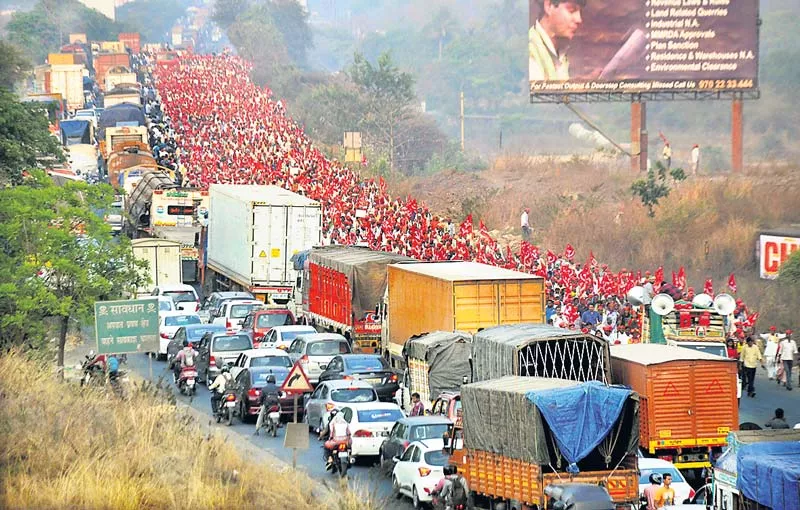 Maharashtra farmers' rally enters Mumbai, to lay siege to Vidhan Bhavan - Sakshi