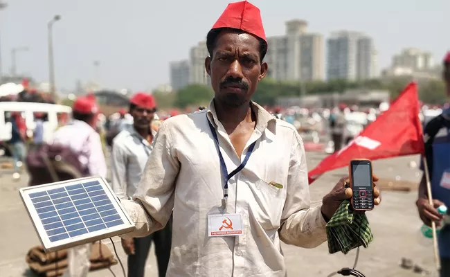 Farmers Used Solar Panels To Charge Mobile In Mumbai March - Sakshi