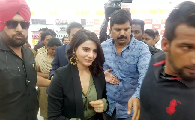 Samantha Fan Beaten by Police in Anantapur - Sakshi