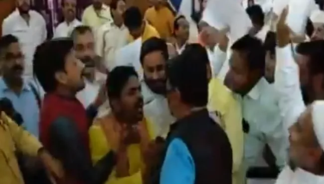 Scuffle between BSP, BJP councillors in Meerut - Sakshi