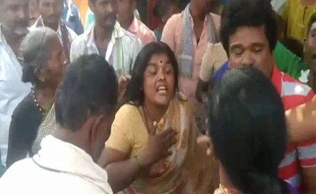 Lady create nuisance in the temple - Sakshi