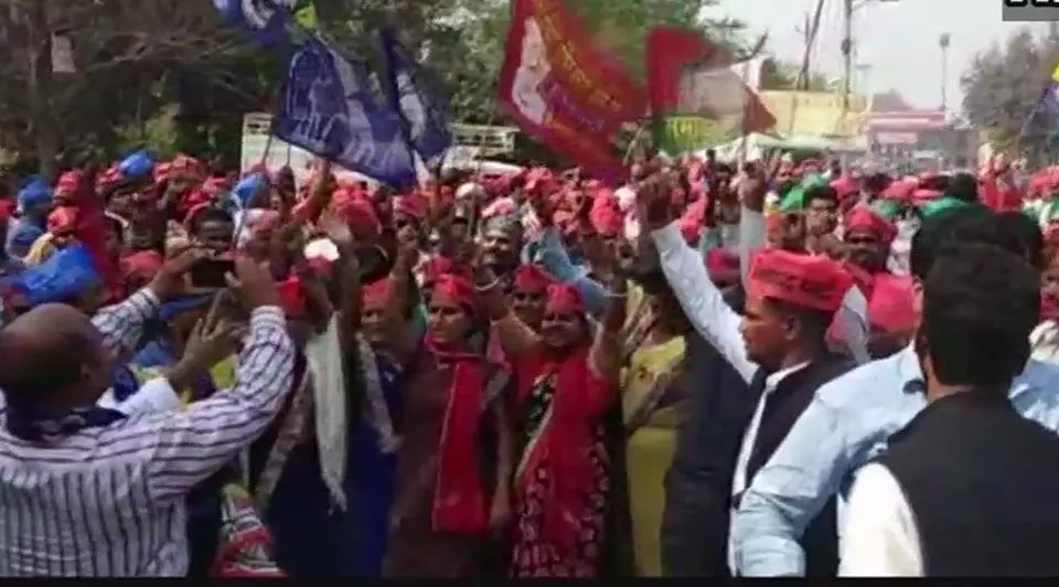 Samajwadi Party wins Gorakhpur, Phulpur with BSP help, RJD wins Araria - Sakshi