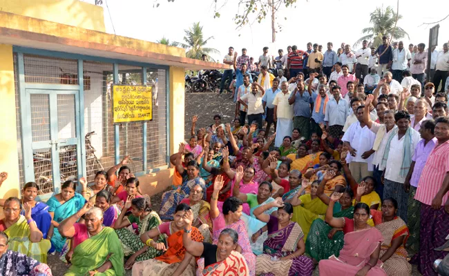 Protest For Drinking Water - Sakshi