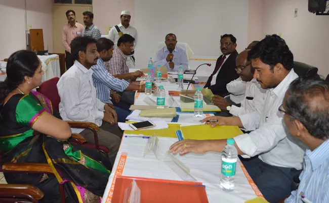 Collector Secret Meeting In Kurnool Government Hospital - Sakshi