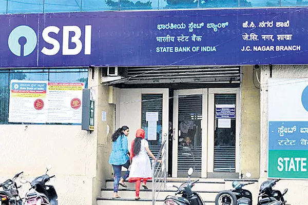 SBI minimum balance sheet reduction - Sakshi