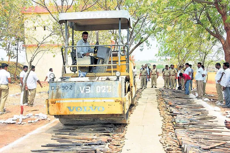 Dispose of old weapons Factionists - Sakshi