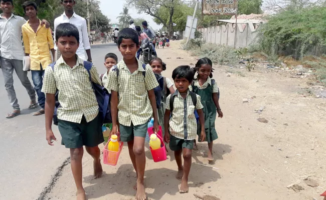 School Students Suffering With Transport Problem - Sakshi