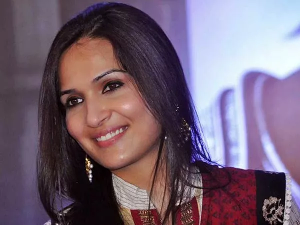 Soundarya support to Rajinikanth in Politics - Sakshi