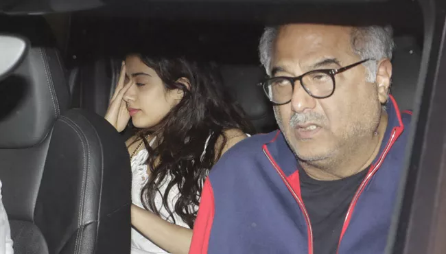 Boney Kapoor Janhvi and Khushi have dinner with Arjun Kapoor - Sakshi