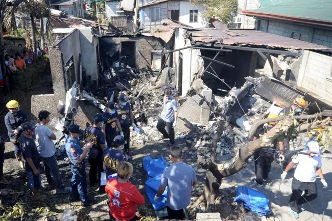 Ten Killed As Plane Slams Into House Near Manila - Sakshi