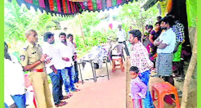 old man killed in clash - Sakshi