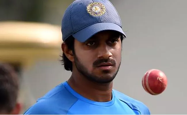 Fans Fires On Vijay Shankar Poor Showing With Bat - Sakshi