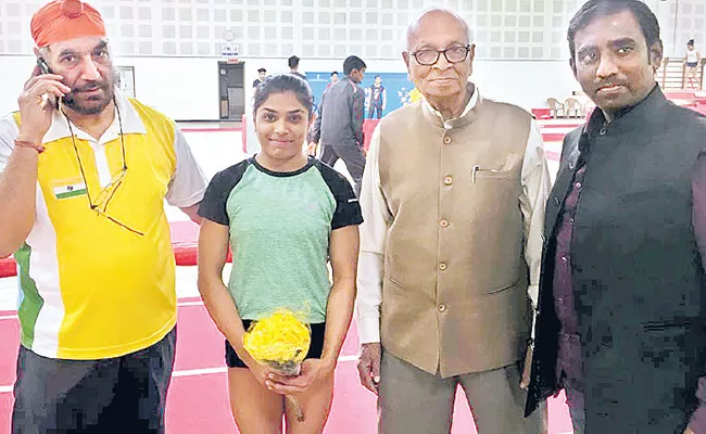 Gymnast aruna gets honour - Sakshi