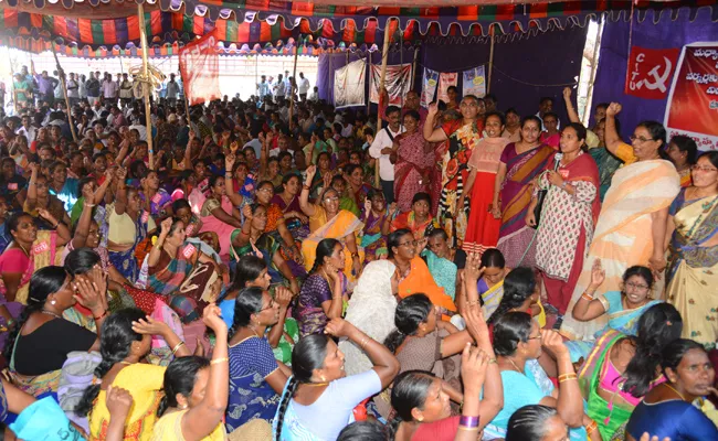 Midday meal workers darna at alankar centre - Sakshi