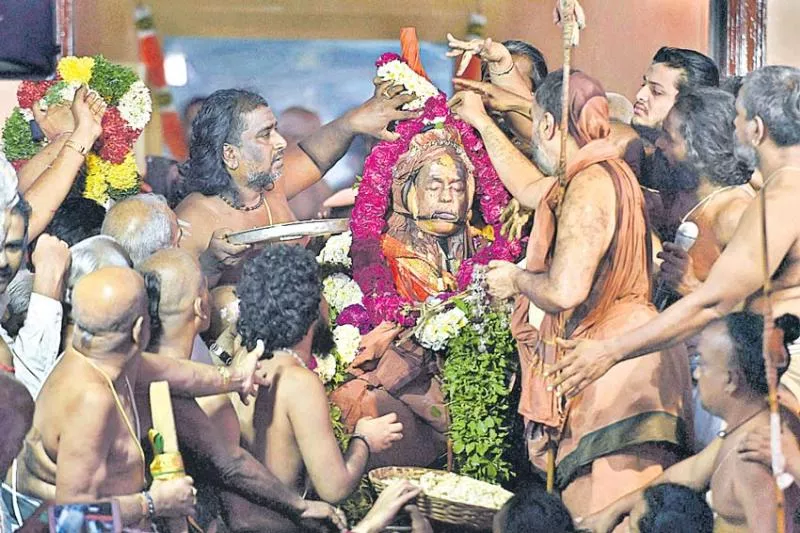 Jayendra Saraswati, the 69th pontiff of the Sankara Mutt given 'maha samadhi' - Sakshi