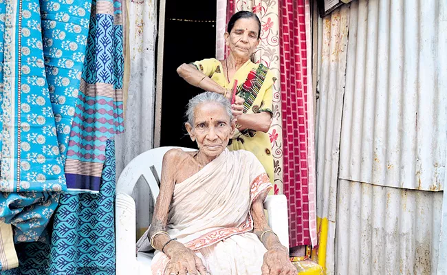 Mother and daughter living in Hoveel and helping each other - Sakshi