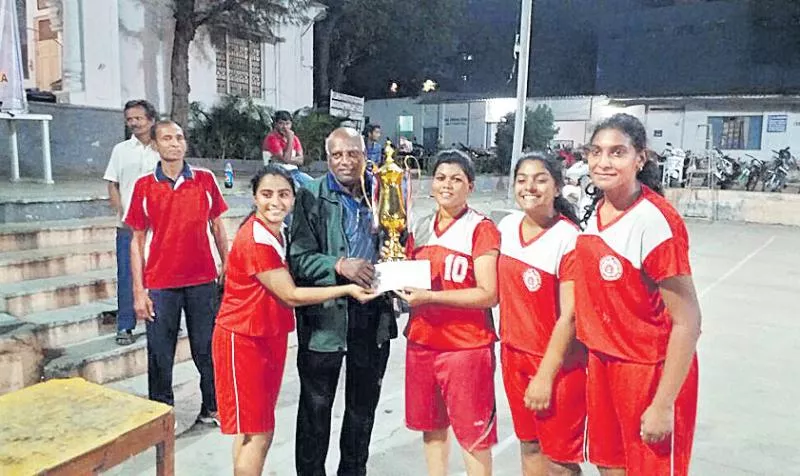 Saint Francis gets Womens Basket ball title   - Sakshi