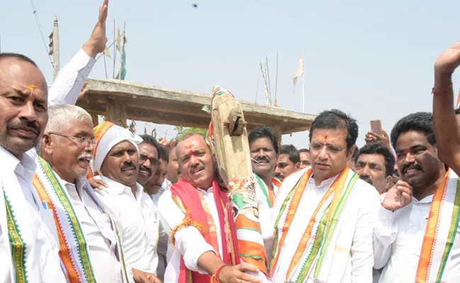 Congress Leader Comments On TRS Government Over Farmer Suicides - Sakshi